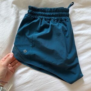 lululemon athletica hotty hot shorts 2.5”